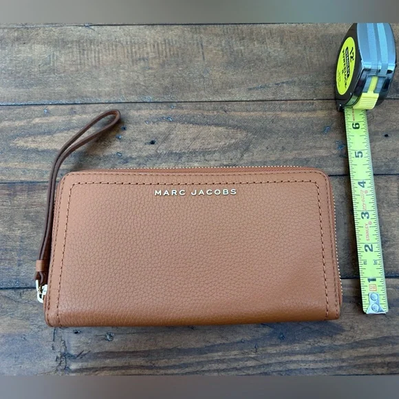 Marc Jacobs Tan Leather Zip Around Wallet/Wristlet Organizer. - Picture 10 of 11